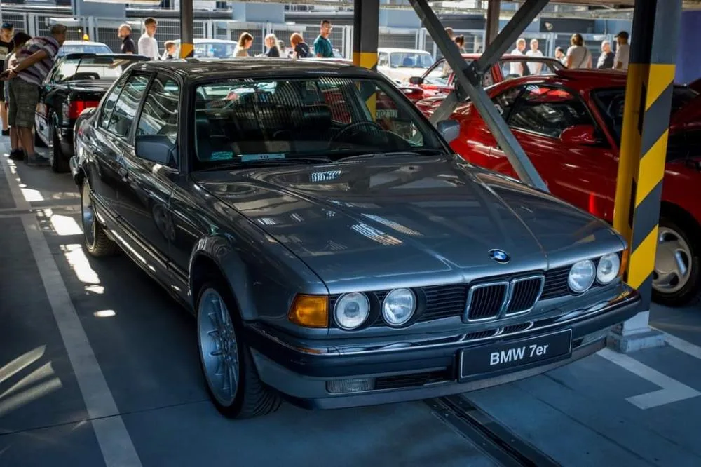 BMW 7 (E32) sedan