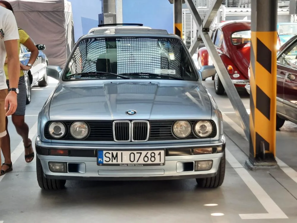 BMW 3 (E30) sedan