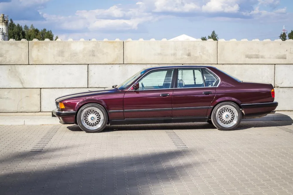 BMW 7 (E32) sedan