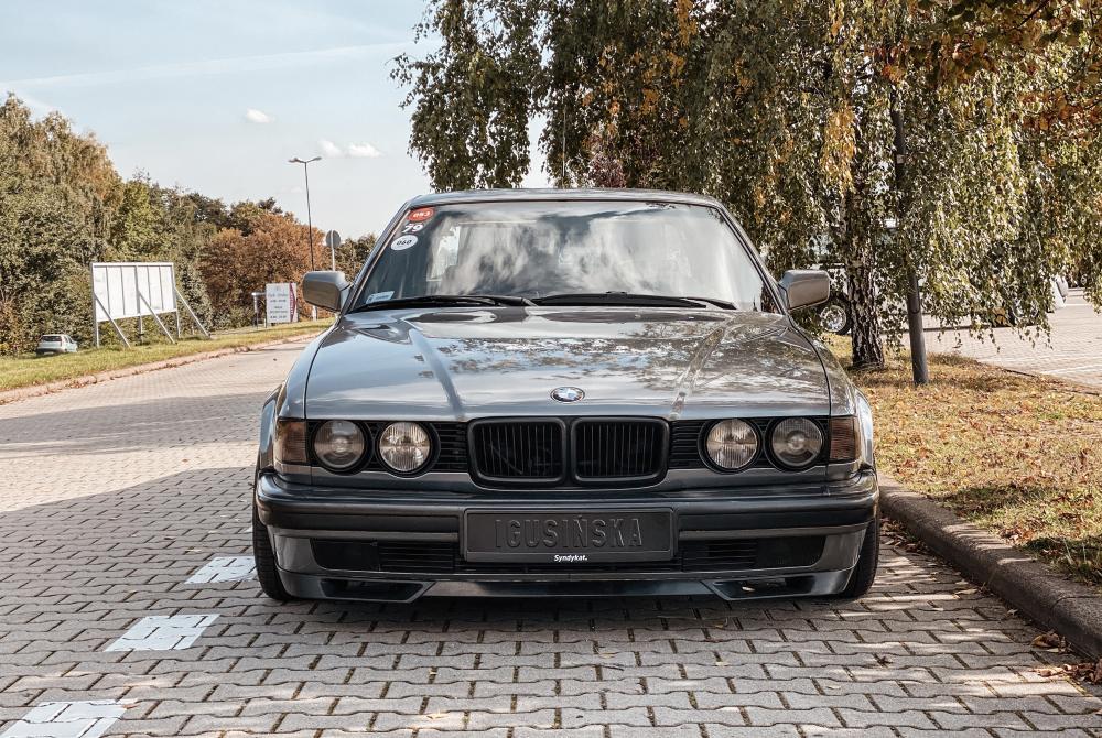 BMW 7 (E32) sedan