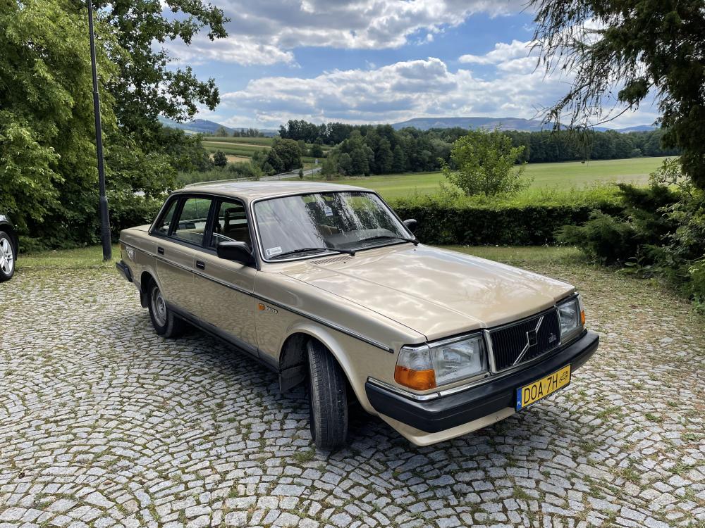 Volvo 200 series sedan/estate/combi