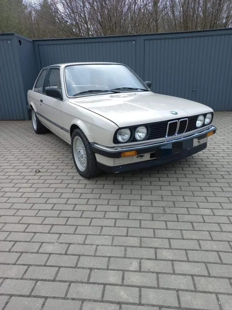 BMW 3 (E30) sedan