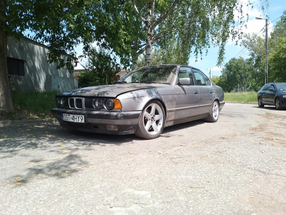 BMW 5 (E34) sedan