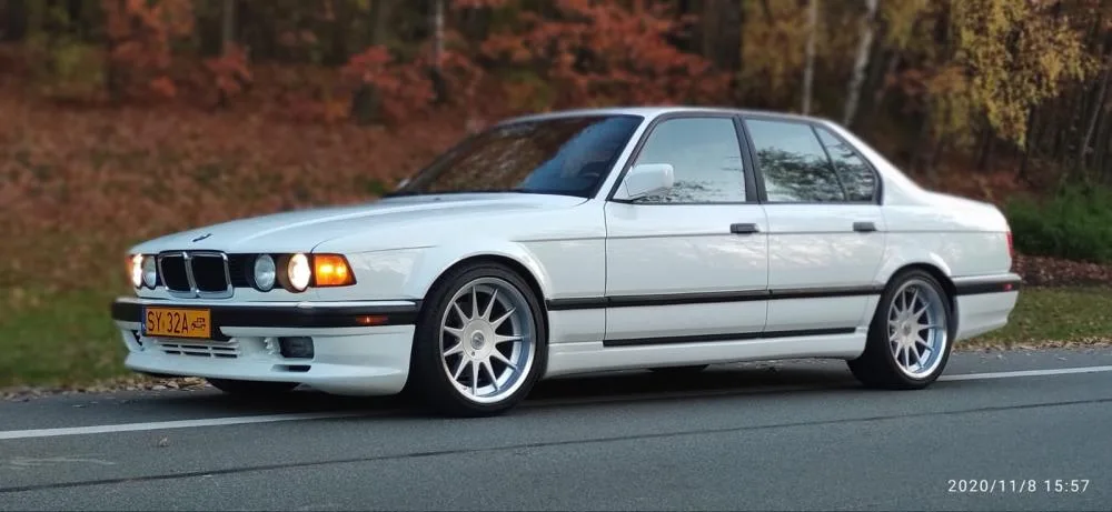 BMW 7 (E32) sedan