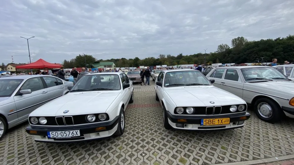 BMW 3 (E30) sedan