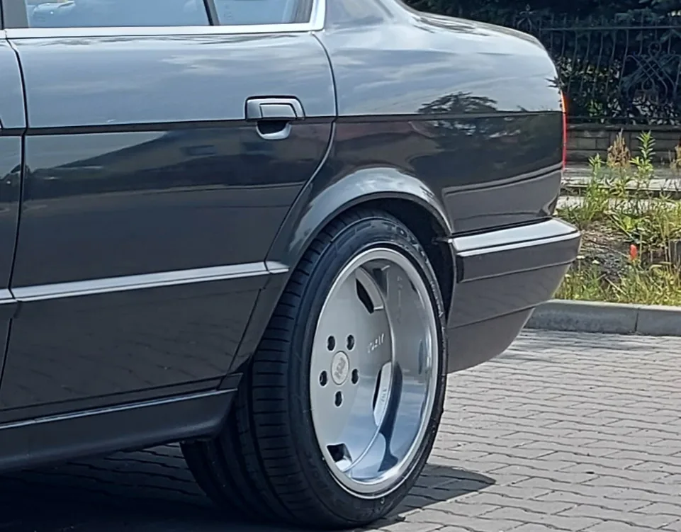 BMW 5 (E34) sedan