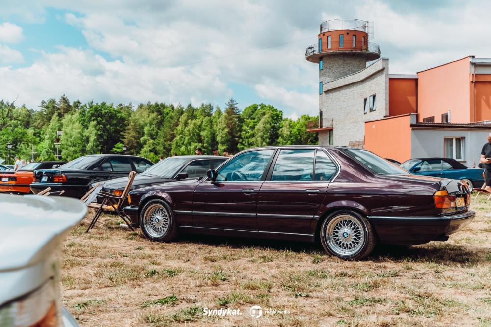 BMW 7 (E32) sedan