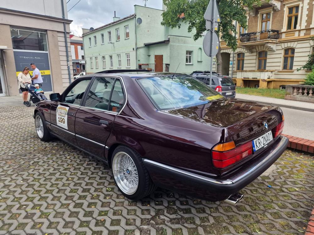BMW 7 (E32) sedan