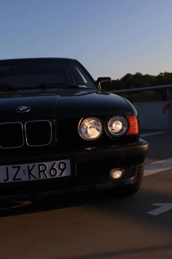 BMW 5 (E34) sedan